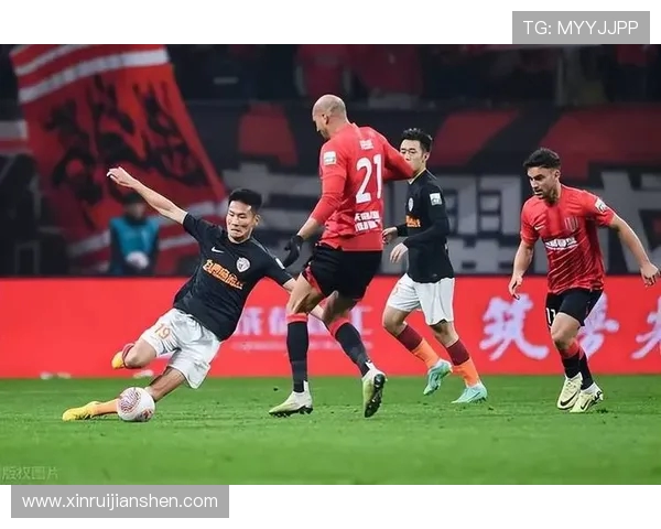 成都刀锋球迷会对球队表现失望 宣布后两场比赛将不携带装备入场 成都刀锋球迷会对球队表现失望 宣布后两场比赛将不携带装备入场