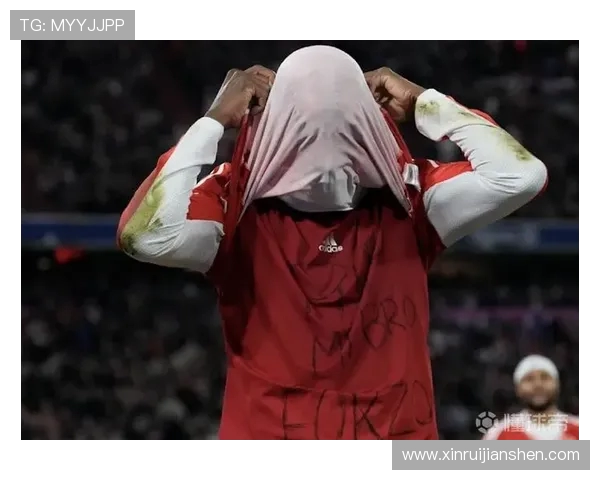 雅克松身着印有安息吧我的兄弟字样打底衫深情缅怀逝去好友